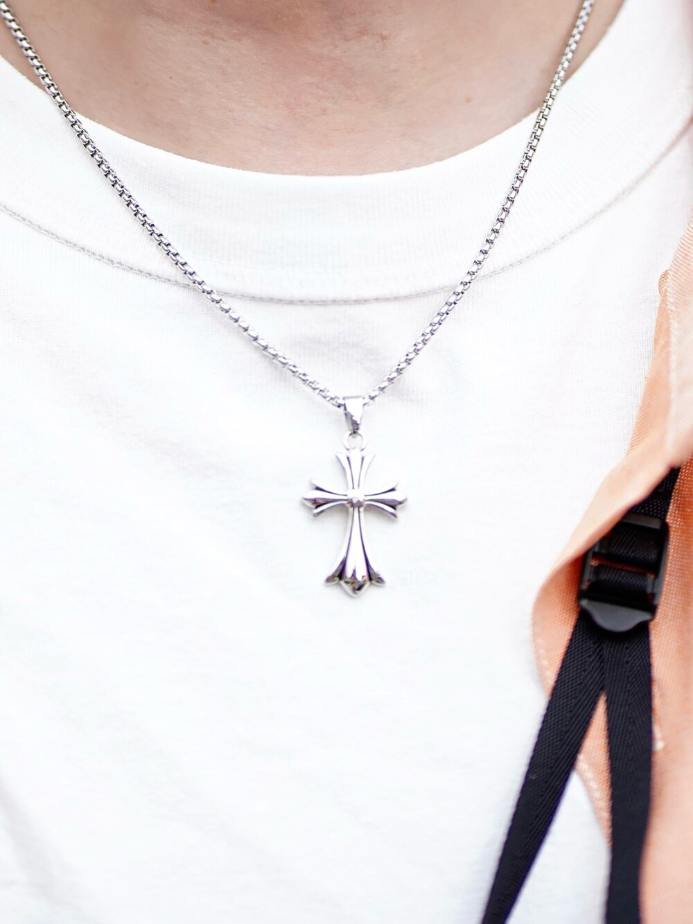 オレンジ系のシャツ/ブラウス、ホワイト系のTシャツ/カットソー、ブラック系のその他パンツを着用したメンズの春コーディネートの2枚目の写真