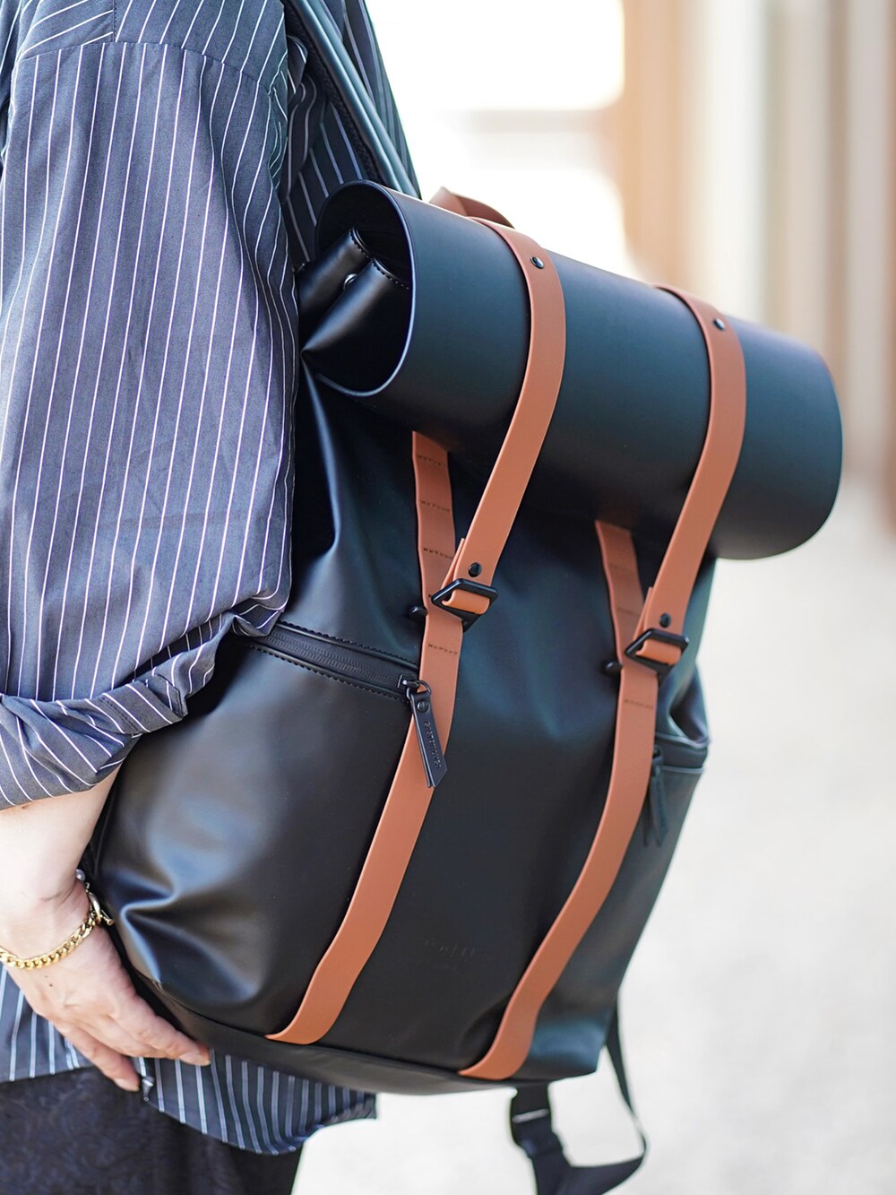 ブラック系のシャツ/ブラウス、ブラック系のTシャツ/カットソー、ブラック系のその他パンツを着用したメンズの春コーディネートの3枚目の写真