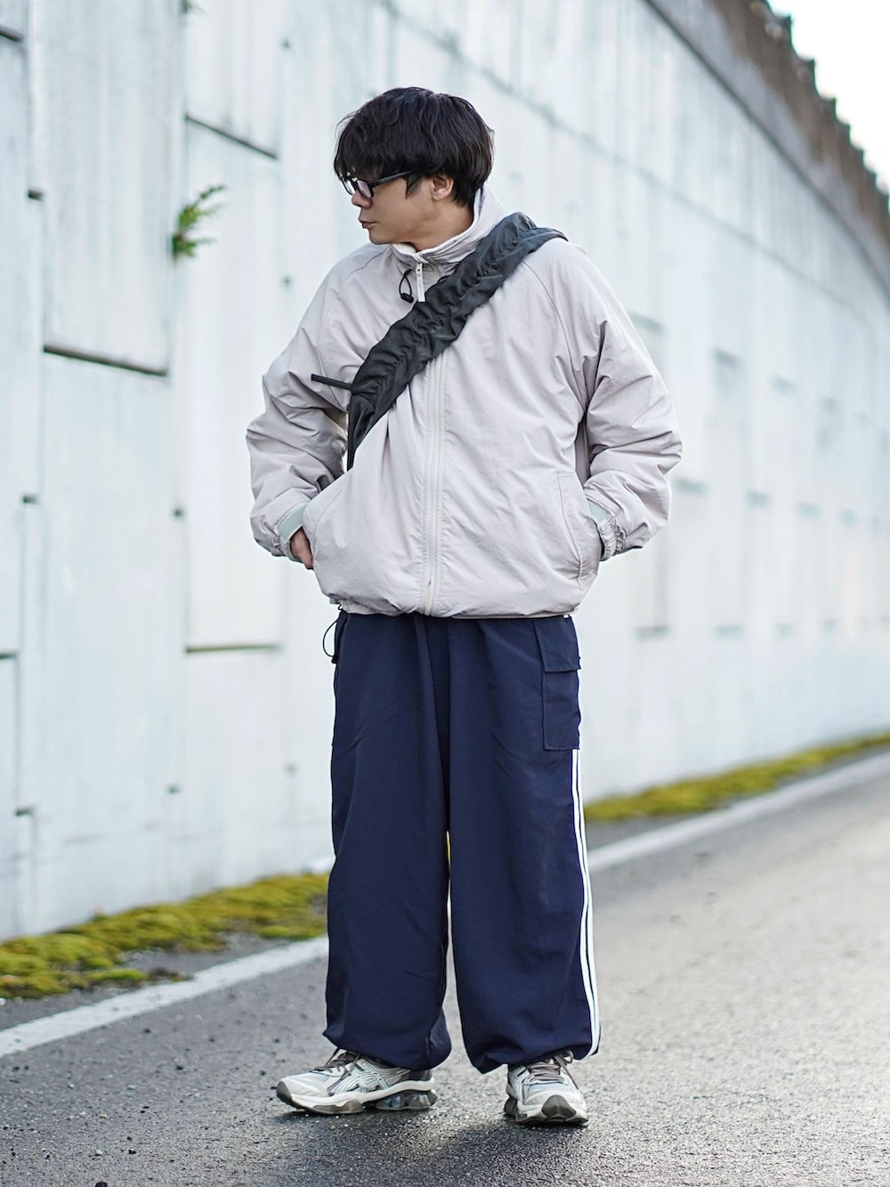 ホワイト系のブルゾン、ブルー系のその他パンツ、ベージュ系のスニーカーを着用したメンズの冬コーディネートの2枚目の写真