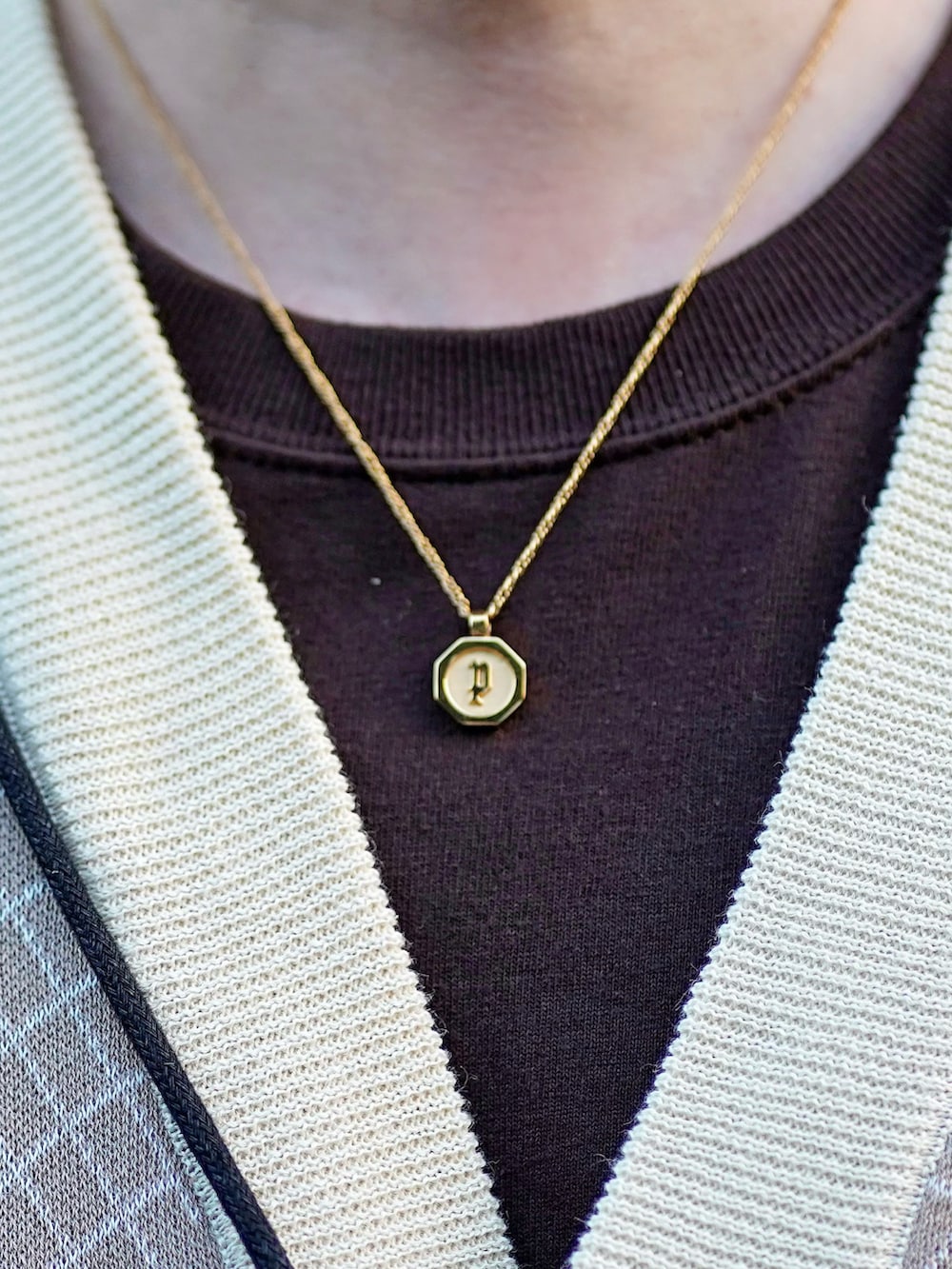 ブルー系のデニムパンツ、ブラウン系のTシャツ/カットソー、ベージュ系のニット/セーターを着用したメンズの夏コーディネートの2枚目の写真