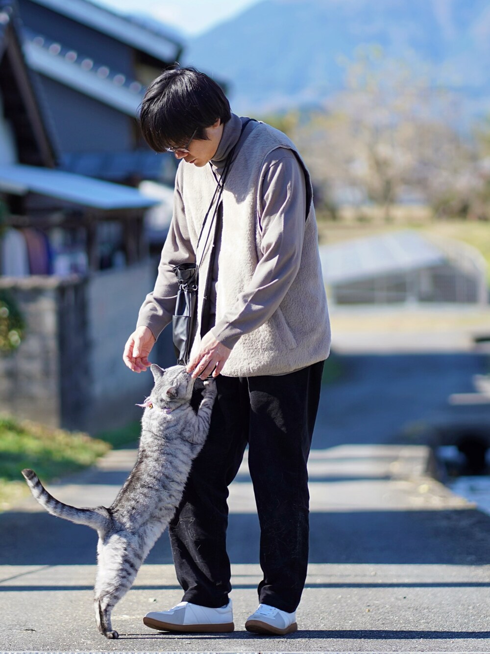 ベージュ系のニット/セーター、ベージュ系のベスト、ブラック系のその他パンツを着用したメンズの冬コーディネートの3枚目の写真