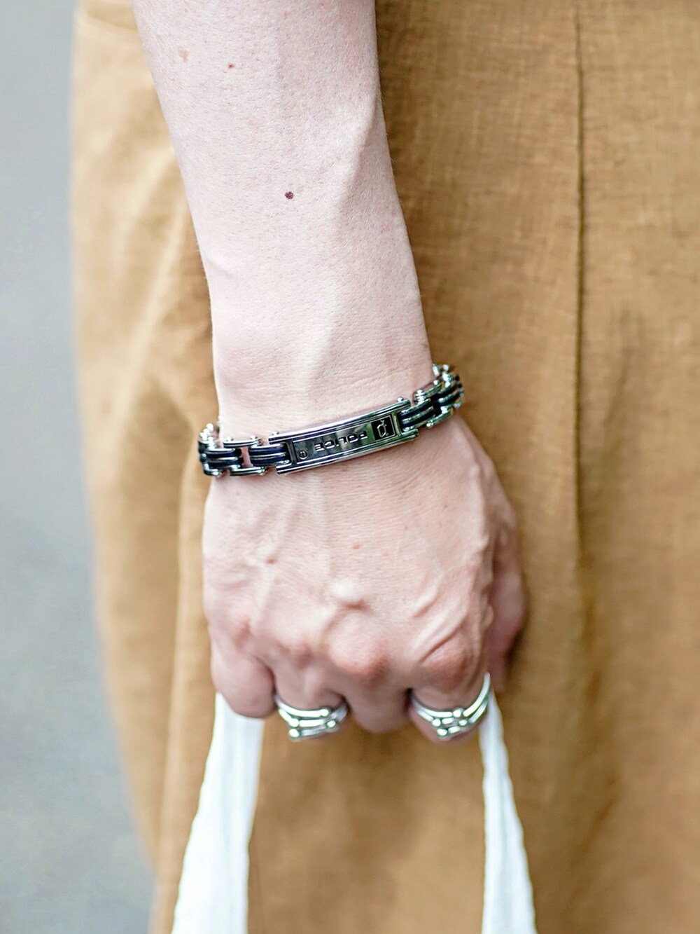 ブラック系のTシャツ/カットソー、イエロー系のその他パンツ、ブラック系のサンダルを着用したメンズの夏コーディネートの2枚目の写真