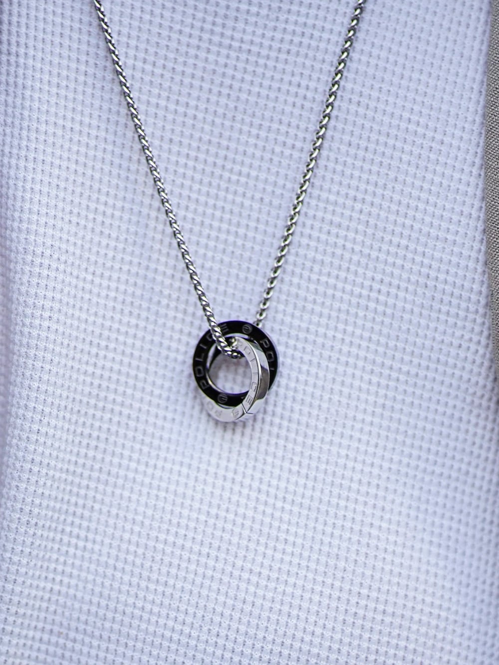 ベージュ系のシャツ/ブラウス、ブラック系のその他パンツ、ブラック系のその他シューズを着用したメンズの夏コーディネートの2枚目の写真