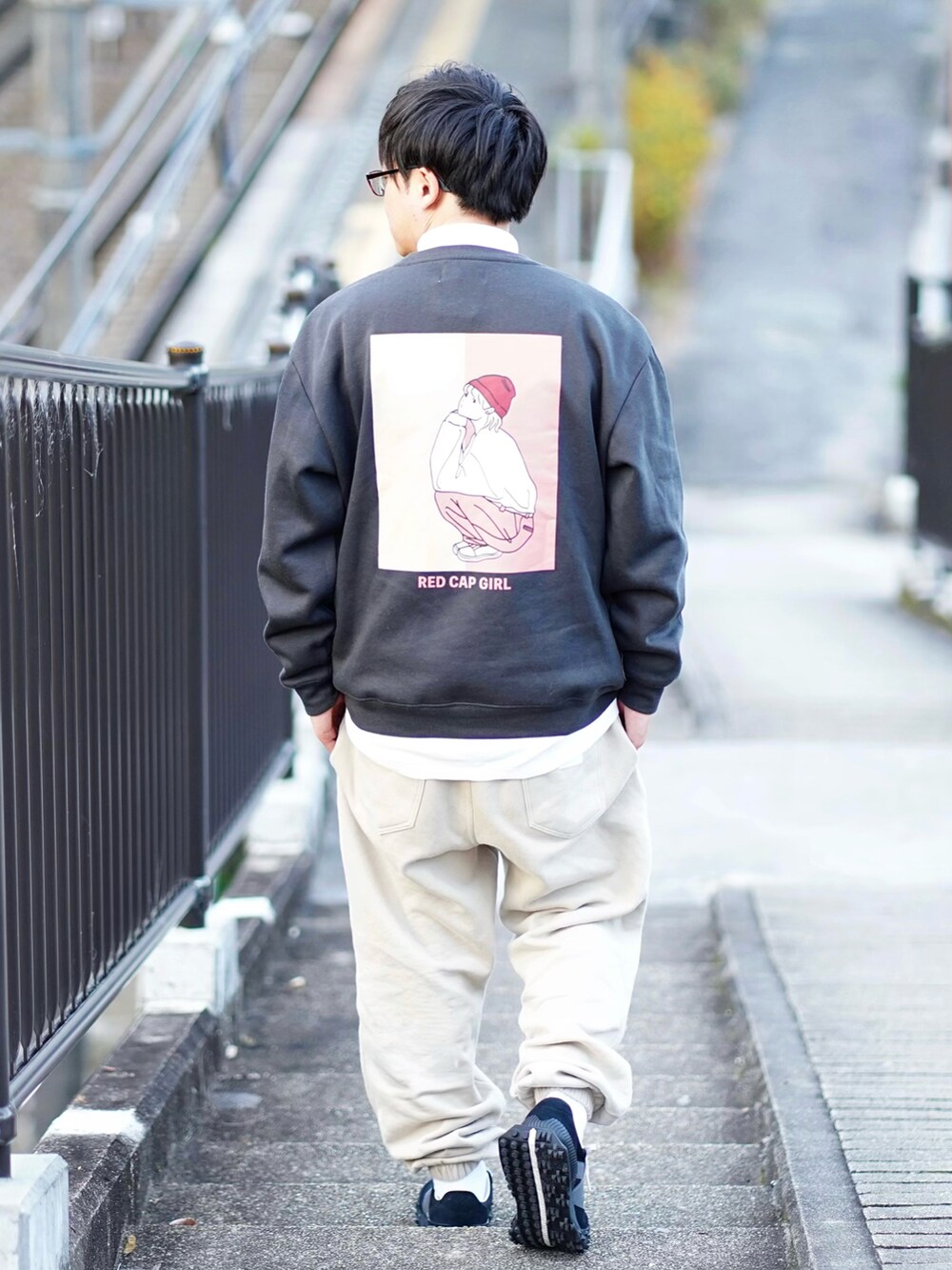 グレー系のスウェット、ホワイト系のTシャツ/カットソー、ブラック系のMA-1を着用したメンズの冬コーディネートの2枚目の写真