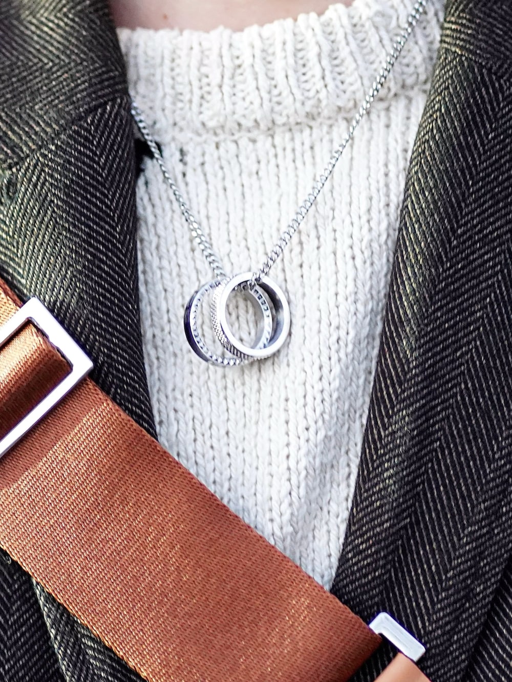 ブラウン系のジャケット/アウター、その他のニット/セーター、ブラウン系のその他パンツを着用したメンズの冬コーディネートの2枚目の写真