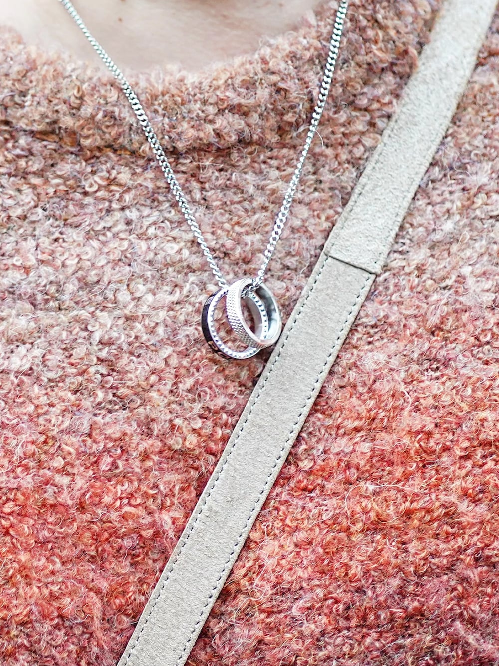 オレンジ系のニット/セーター、ベージュ系のその他パンツ、ブラウン系のローファーを着用したメンズの秋コーディネートの2枚目の写真