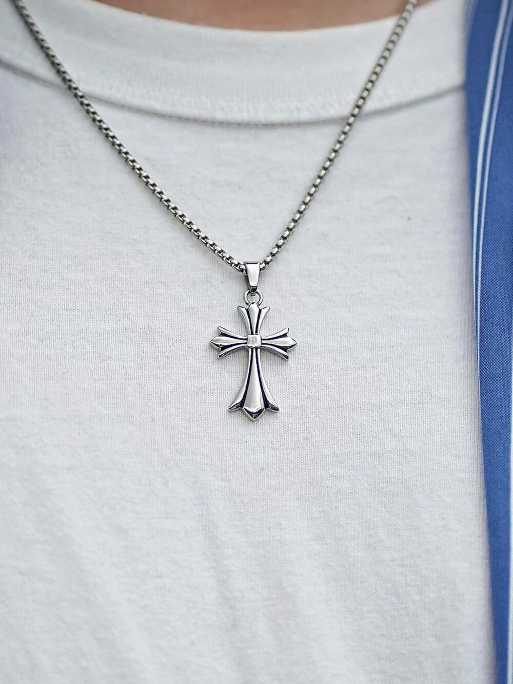 ブルー系のシャツ/ブラウス、ベージュ系のその他パンツ、ブラック系のスニーカーを着用したメンズの春コーディネートの2枚目の写真