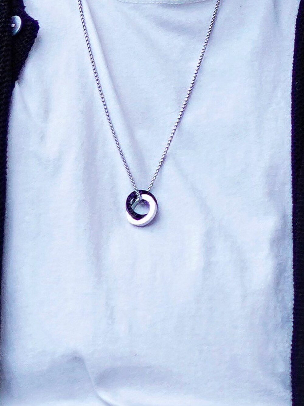 ブラック系のカーディガン/ボレロ、ブルー系のデニムパンツ、ホワイト系のサンダルを着用したメンズの夏コーディネートの2枚目の写真