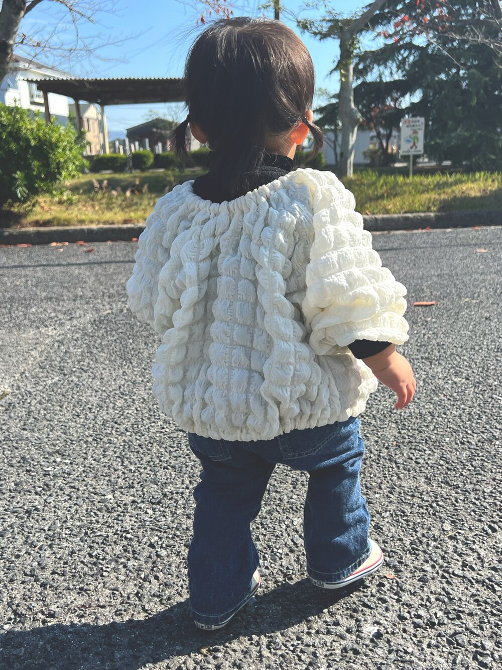 ホワイト系のスニーカー、ホワイト系のシャツ/ブラウス、ブルー系のパンツを着用したキッズの冬コーディネートの2枚目の写真