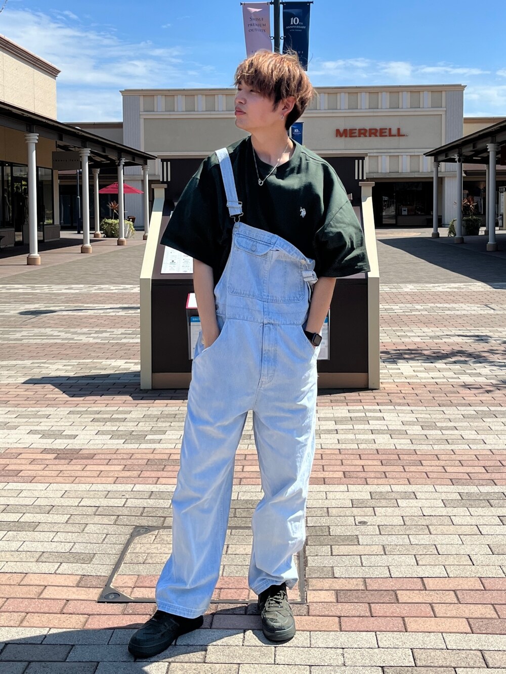 グリーン系のTシャツ/カットソーを着用したメンズの夏コーディネートの2枚目の写真