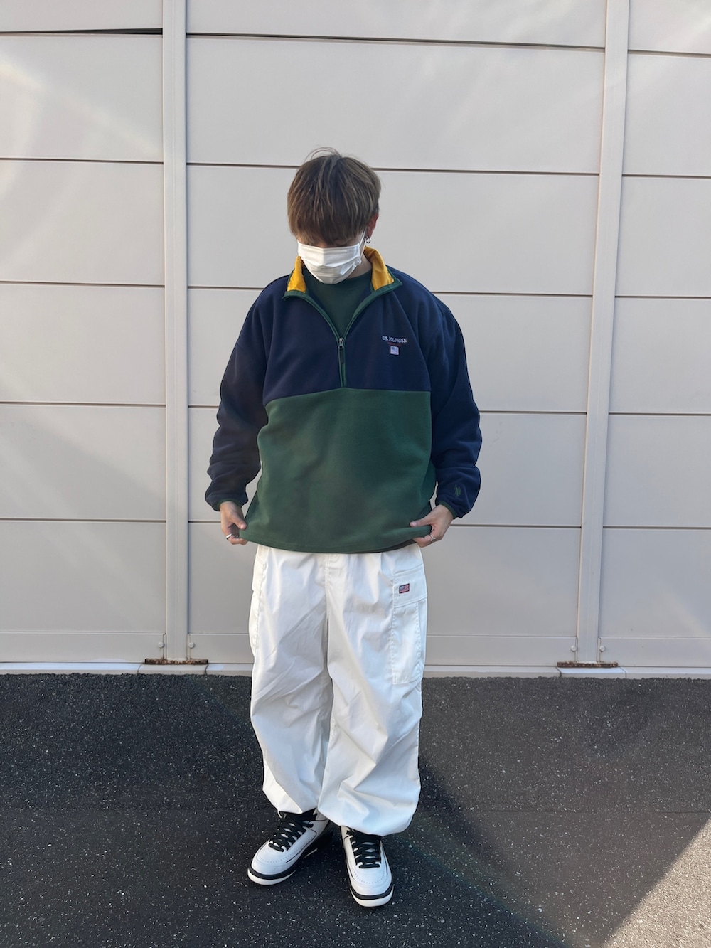 ブルー系のその他トップスを着用したメンズの秋コーディネートの2枚目の写真