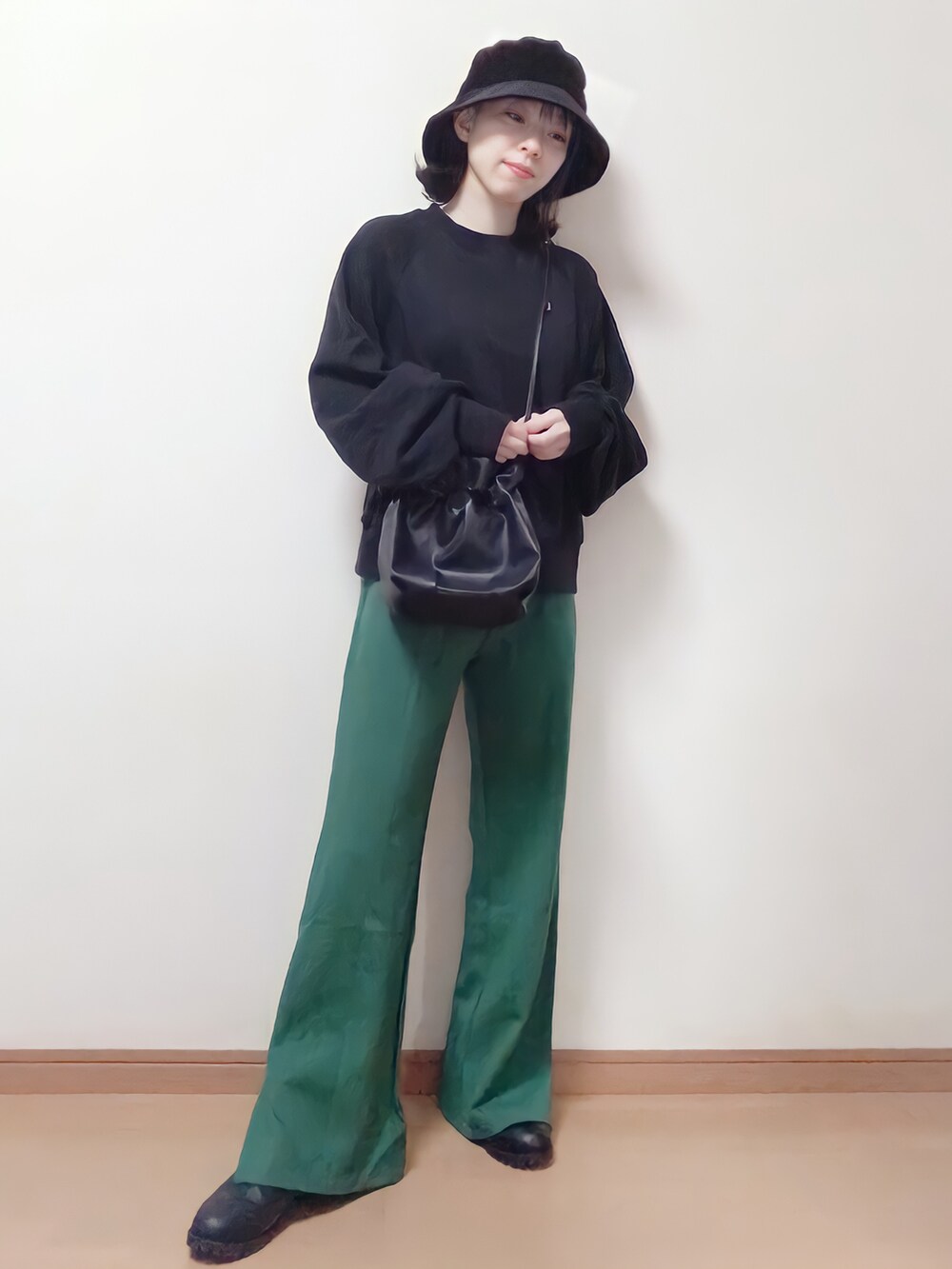 ブラック系のスウェット、ブラック系のショルダーバッグ、グリーン系のその他パンツを着用したレディースの秋コーディネートの2枚目の写真