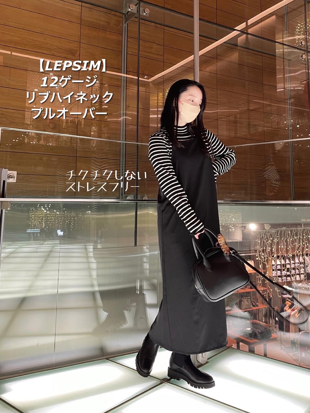 ブラック系のワンピース、ブラック系のブーツ、ブラック系のショルダーバッグを着用したレディースの冬コーディネートの2枚目の写真