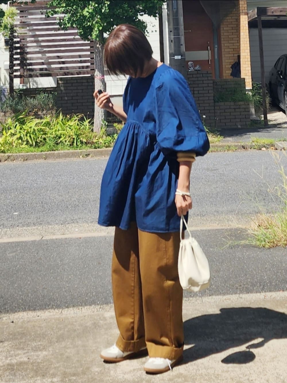 「秋服コーデ、デニムトップス、カーブパンツ、ユニクロ、アメリカンホリック、ジャーマントレーナー、巾着バッグ、大人カジュアル、オトナ女子、イエベ秋、骨格ナチュラル」｜「AMERICAN HOLICのデニムティアードデザインチュニック（チュニック、ブルー系）」を使った、RIyO.さん（骨格ナチュラル・レディース・159cm）の秋コーディネートの3枚目の写真