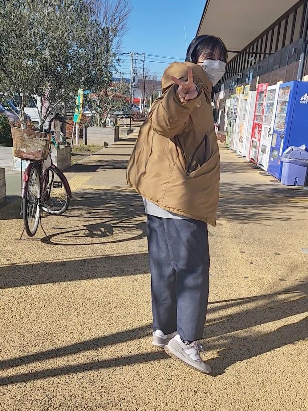 「松葉杖、無印良品、VACANCY、リーバイス、カットオフデニム、クリスマスに着たい服、おしゃれさんと繋がりたい、カジュアル、ヘッドホン、もこもこ、ダウンジャケット、ダウン、ダウンコーデ」｜「無印良品のアイテム（ダウンジャケット/コート、ブラウン系）」を使った、RIyO.さん（骨格ナチュラル・レディース・159cm）の冬コーディネートの2枚目の写真