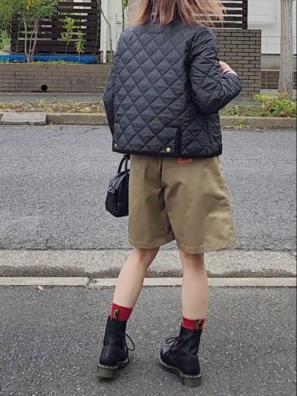 「秋のコーデ、オトナカジュアル、着回しコーデ、トラディショナルウェザーウエア、Traditional Weatherwear、TWW、グルカショーツ、universaloverall、ドクターマーチン、ユニクロ、ユニクロソックス」｜「Traditional WeatherwearのARKLEY（ノーカラージャケット、ブラック系）」を使った、RIyO.さん（骨格ナチュラル・レディース・159cm）の秋コーディネートの2枚目の写真