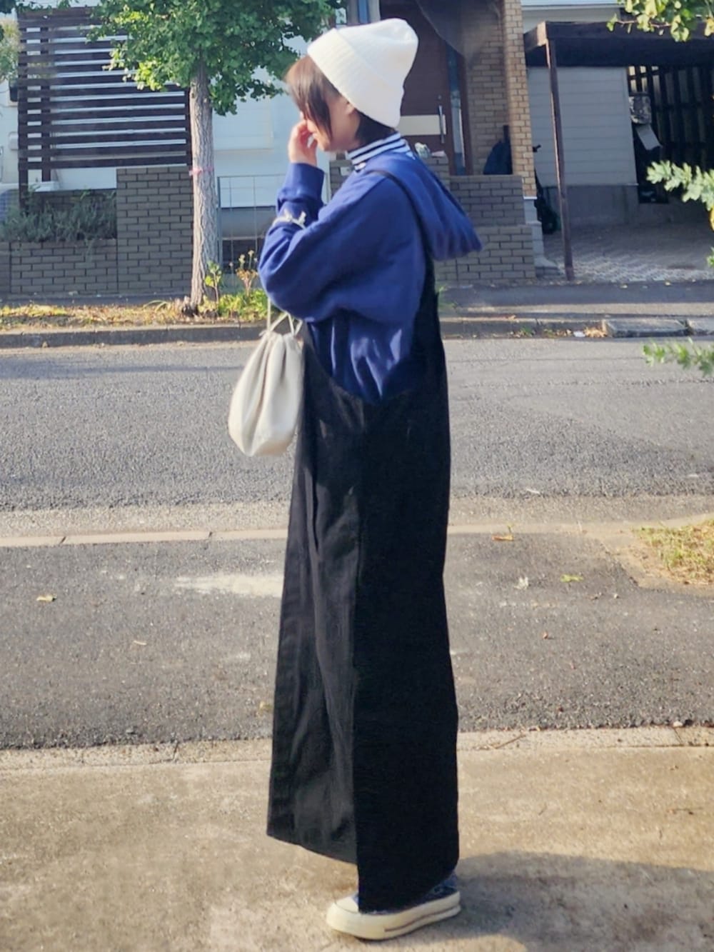 「大人女子、サロペットスカート、アンティカ、ブルー×ブラック、ボーダー、ct70、ニット帽、骨格ナチュラル、イエベ秋、新星WEARISTAにエントリー、159cm、難病でもおしゃれ楽しむ」｜「antiquaの前スリットBIGパーカー（パーカー、ブルー系）」を使った、RIyO.さん（骨格ナチュラル・レディース・159cm）の冬コーディネートの3枚目の写真