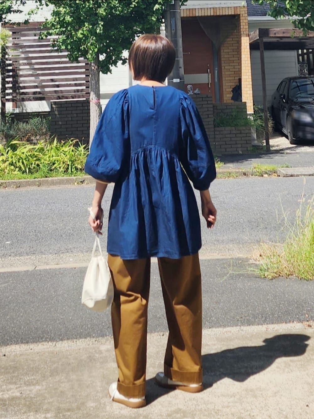 「秋服コーデ、デニムトップス、カーブパンツ、ユニクロ、アメリカンホリック、ジャーマントレーナー、巾着バッグ、大人カジュアル、オトナ女子、イエベ秋、骨格ナチュラル」｜「AMERICAN HOLICのデニムティアードデザインチュニック（チュニック、ブルー系）」を使った、RIyO.さん（骨格ナチュラル・レディース・159cm）の秋コーディネートの2枚目の写真
