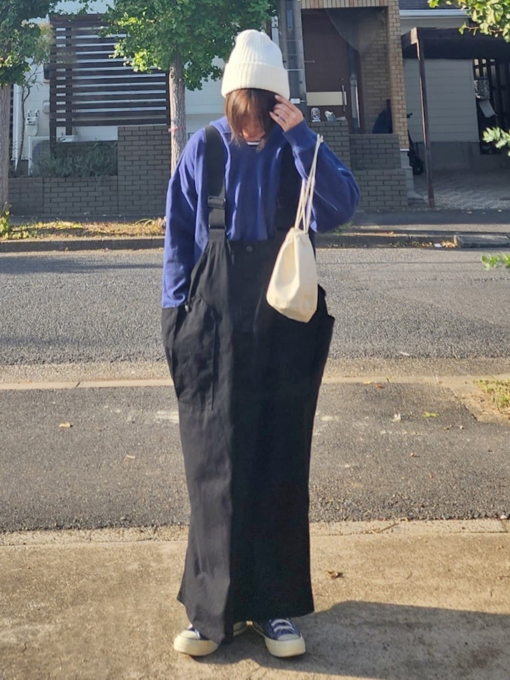 「大人女子、サロペットスカート、アンティカ、ブルー×ブラック、ボーダー、ct70、ニット帽、骨格ナチュラル、イエベ秋、新星WEARISTAにエントリー、159cm、難病でもおしゃれ楽しむ」｜「antiquaの前スリットBIGパーカー（パーカー、ブルー系）」を使った、RIyO.さん（骨格ナチュラル・レディース・159cm）の冬コーディネートの2枚目の写真