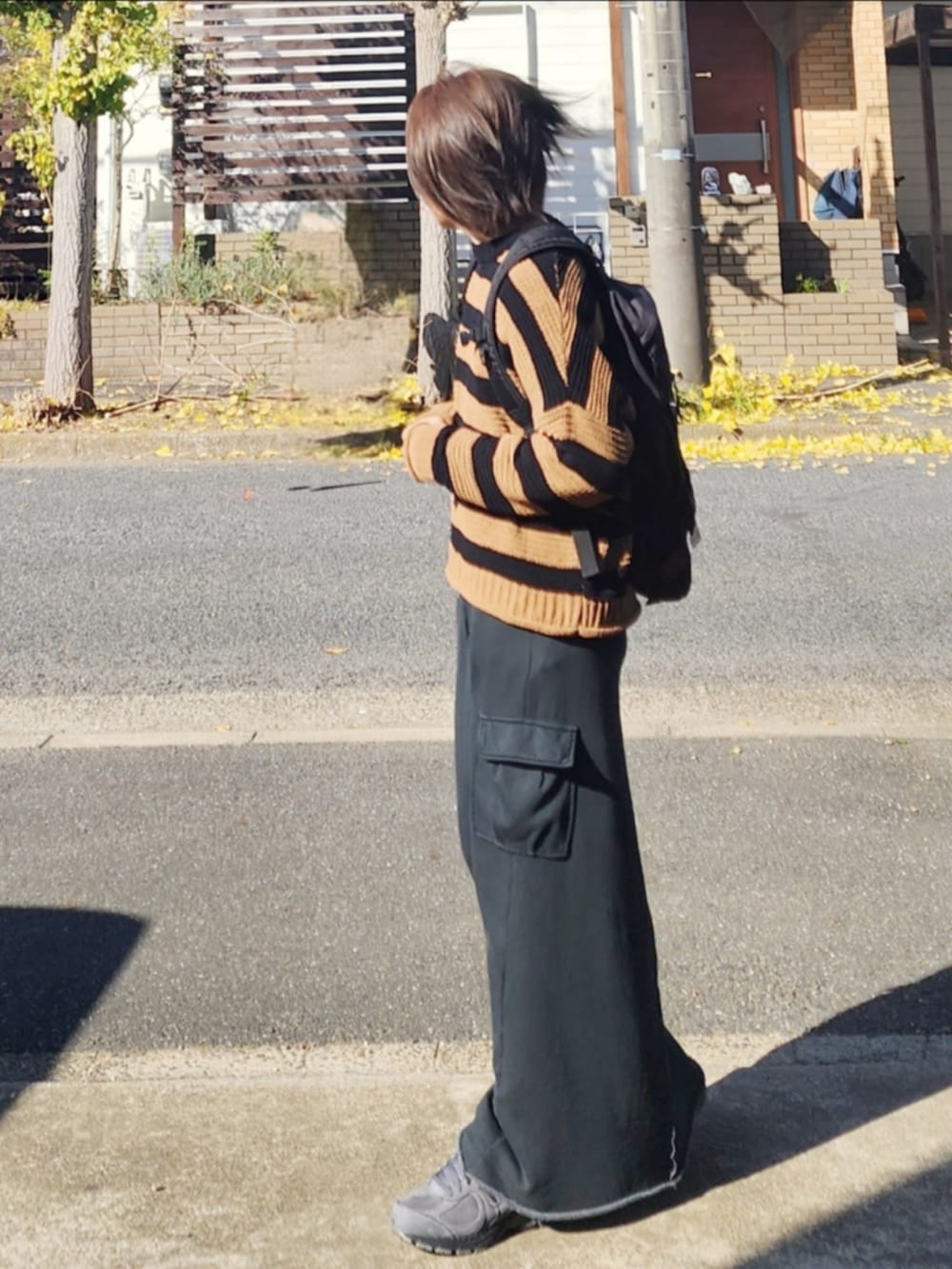 「ファッションを楽しもう、ボーダー、タイトスカート、カーゴスカート、スニーカー女子、スニーカー、ニューバランス2002、オトナカジュアル、バックパック、おしゃれさんと繋がりたい、骨格ナチュラル、イエベ秋、159cm」｜「forksy.の【forksy.】ガーメントダイスウェットカーゴスカート（スカート、ブラック系）」を使った、RIyO.さん（骨格ナチュラル・レディース・159cm）の秋コーディネートの2枚目の写真