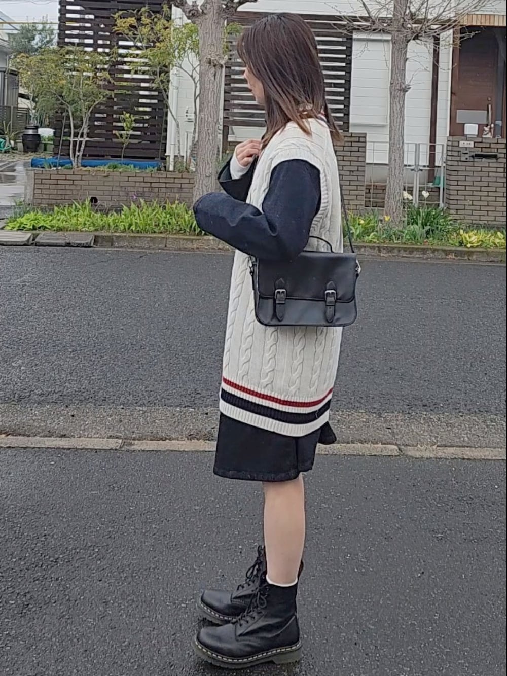 「JWANDERSON、大人女子、無印良品、ユニクロ、ユニクロ購入品、StyleHint、ロングコート、ベスト、ベスト×コート、ドクターマーチン8ホール、デニムコーデ、骨格ナチュラル、イエベ秋、楽チンコーデ」｜「UNIQLOのアイテム（ベスト、ホワイト系）」を使った、RIyO.さん（骨格ナチュラル・レディース・159cm）の春コーディネートの2枚目の写真