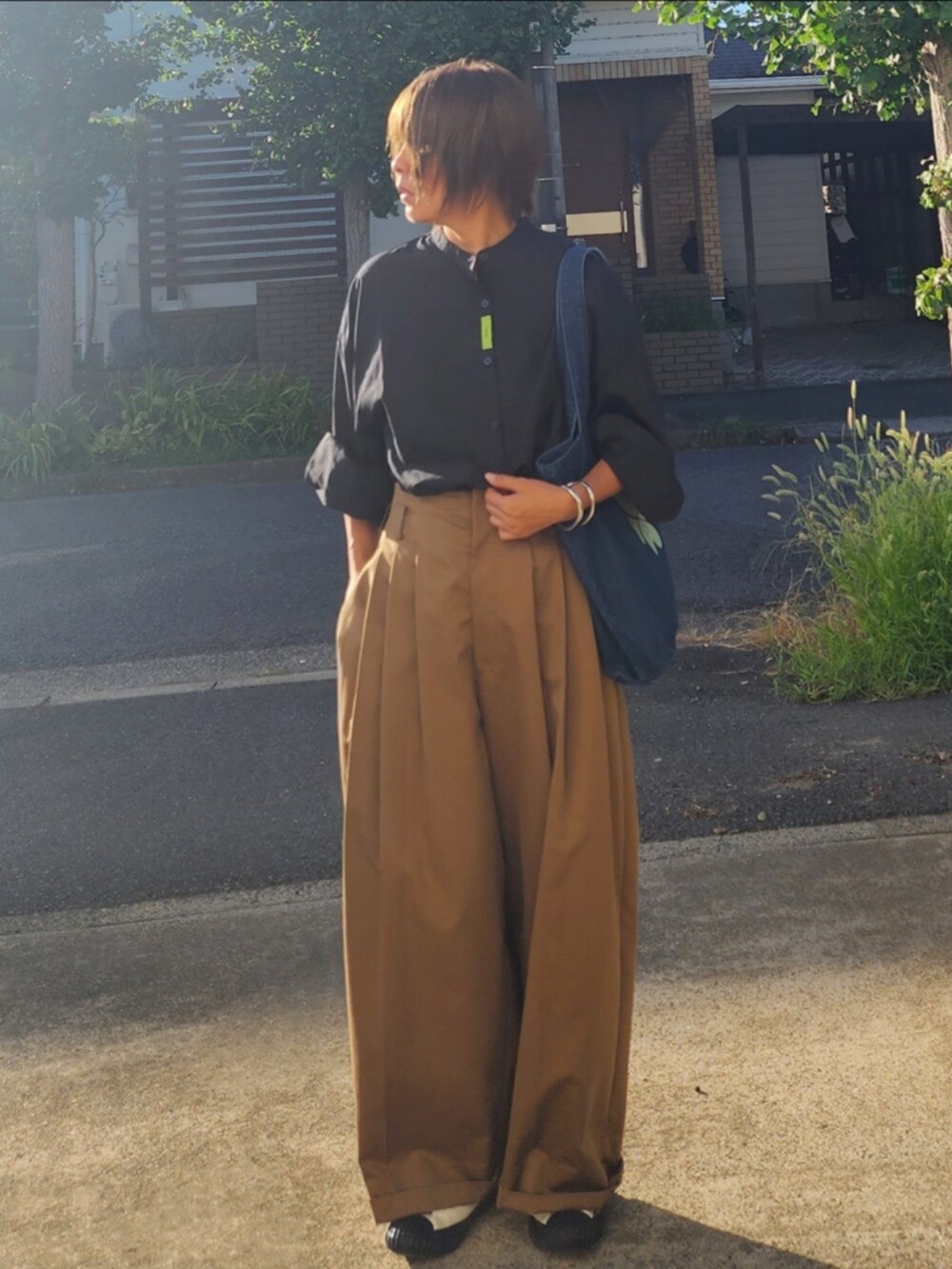 「Limp、Limp2022.base.shop、GU、guandbeautifulpeople、converse、トートバッグ、ブラウス、初秋コーデ、オトナ女子、大人可愛い」｜「Limpのアイテム（トートバッグ、ブルー系）」を使った、RIyO.さん（骨格ナチュラル・レディース・159cm）の夏コーディネートの2枚目の写真