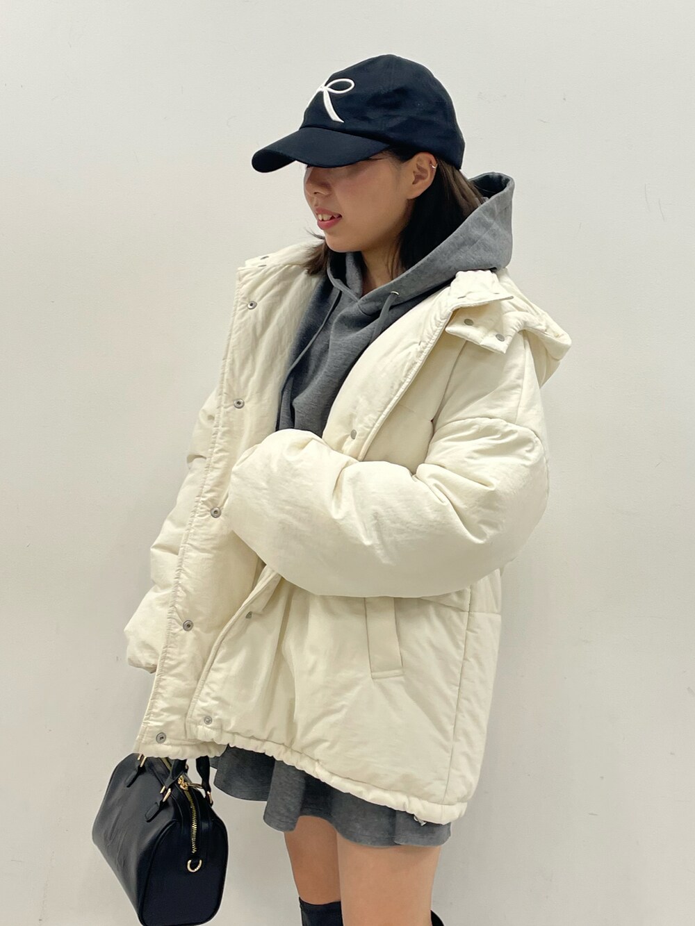 ホワイト系のダウンジャケット/コートを着用したレディースの冬コーディネートの2枚目の写真