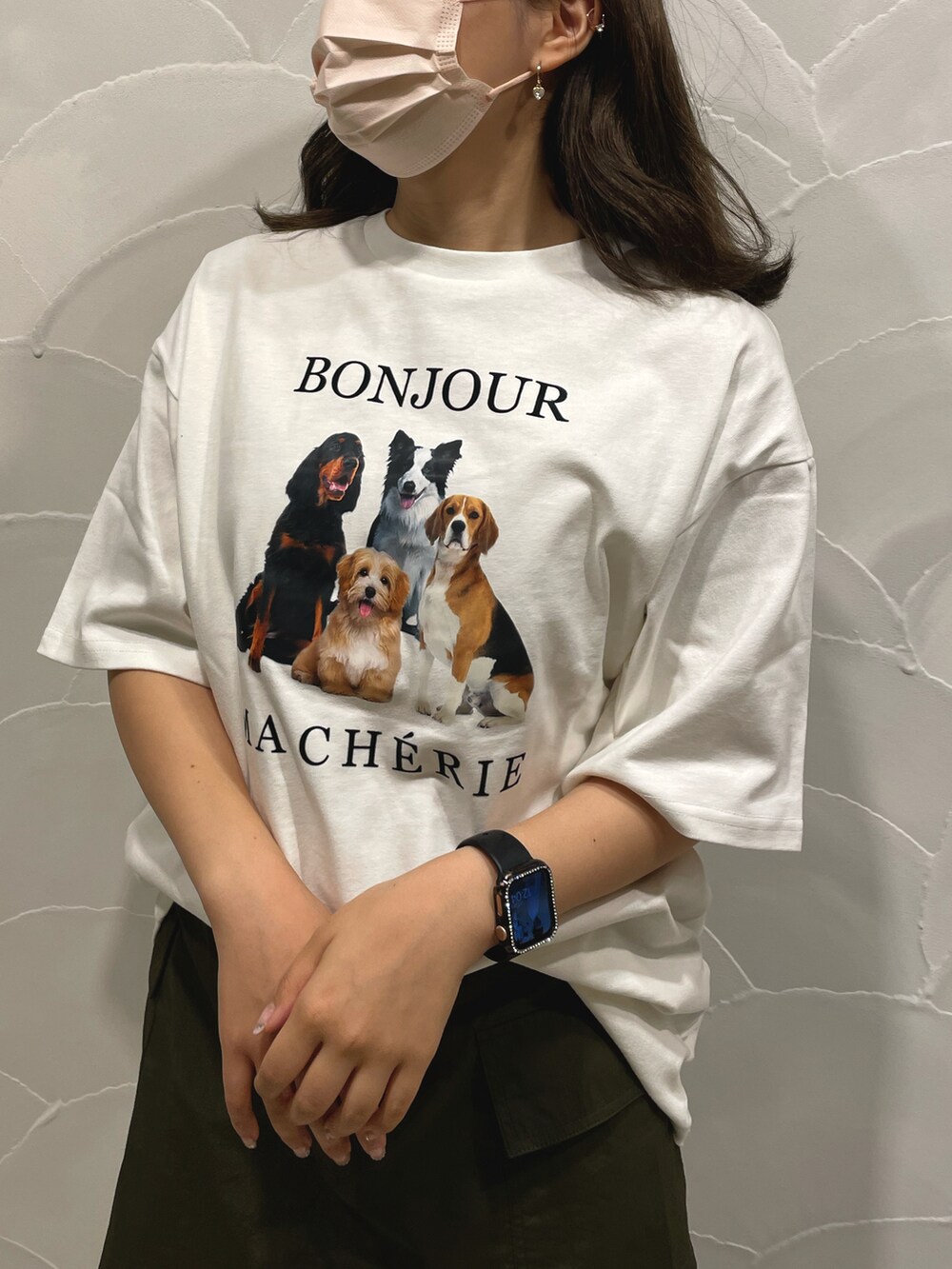 ホワイト系のTシャツ/カットソー、グリーン系のスカート、ブラック系のブーツを着用したレディースの夏コーディネートの2枚目の写真