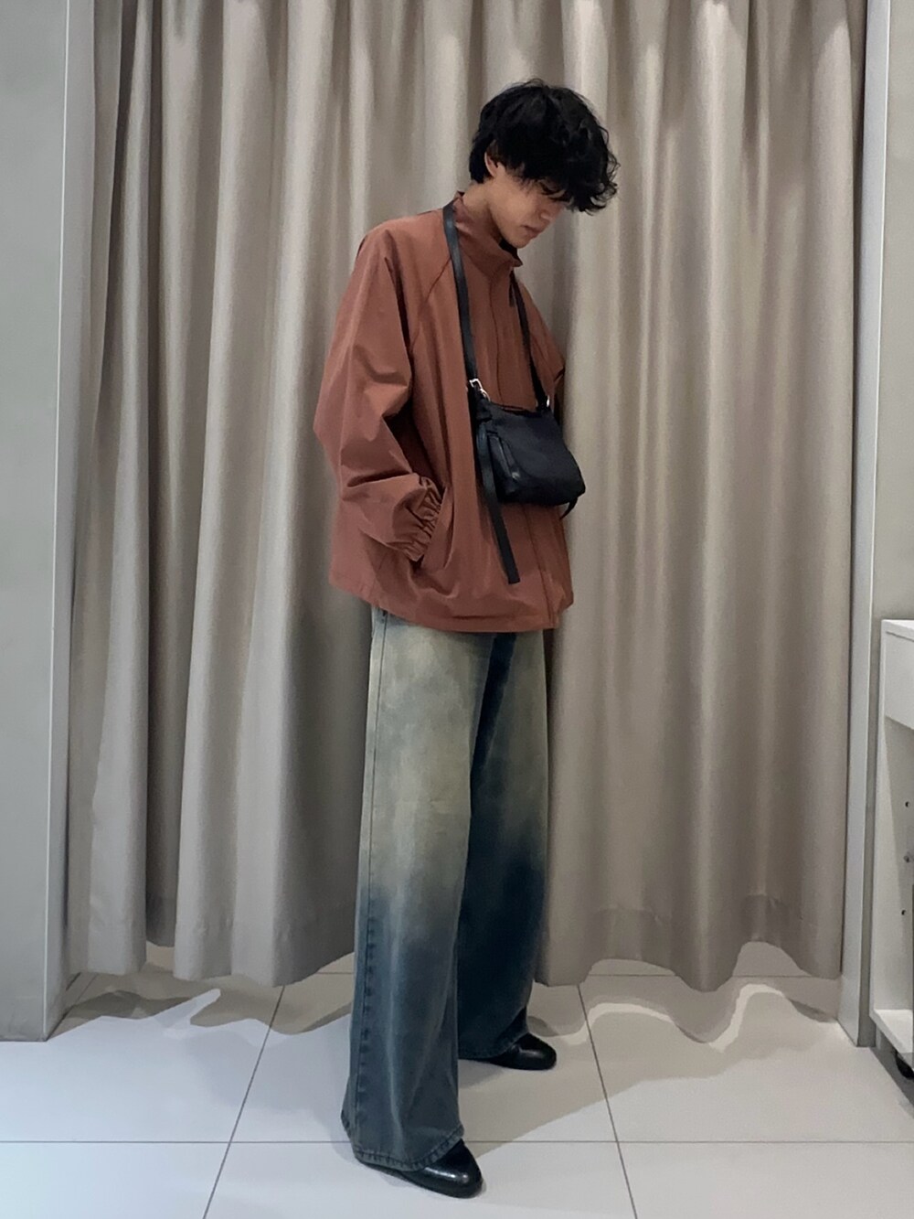 「ブルゾン、ショルダーバッグ、デニム、デニムパンツ、バーガンディー、ヴィンテージ、ワンポイント、着回し抜群、SENSEOFPLACE」｜「SENSE OF PLACE by URBAN RESEARCHの『セットアップ対応』パイピングスタンドブルゾン（ブルゾン、レッド系）」を使った、ちみさん（メンズ・177cm）の秋コーディネートの2枚目の写真