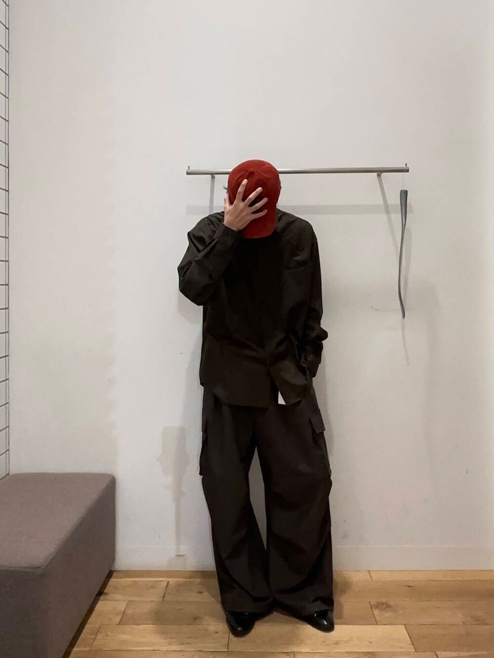 ブラック系のその他シューズ、ブラウン系のその他パンツ、ブラウン系のシャツ/ブラウスを着用したメンズの冬コーディネートの2枚目の写真