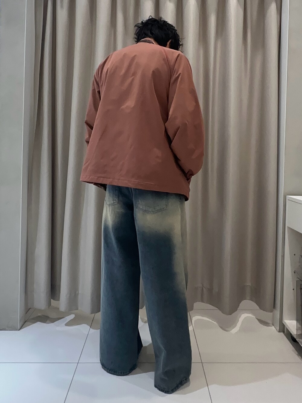 「ブルゾン、ショルダーバッグ、デニム、デニムパンツ、バーガンディー、ヴィンテージ、ワンポイント、着回し抜群、SENSEOFPLACE」｜「SENSE OF PLACE by URBAN RESEARCHの『セットアップ対応』パイピングスタンドブルゾン（ブルゾン、レッド系）」を使った、ちみさん（メンズ・177cm）の秋コーディネートの3枚目の写真