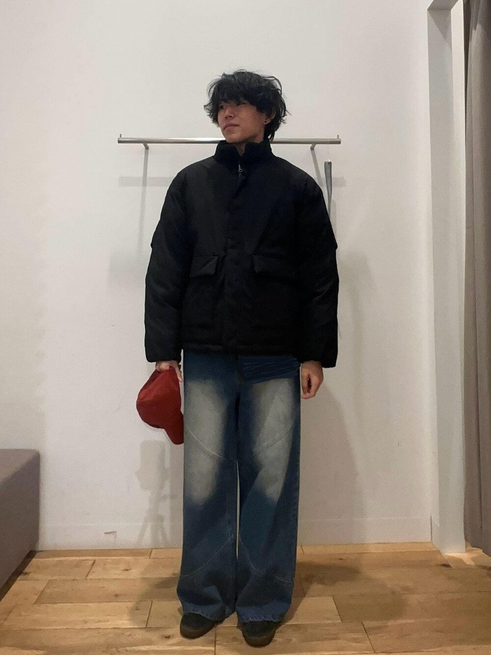 ブラック系のその他アウター、グリーン系のシャツ/ブラウス、ブルー系のその他パンツを着用したメンズの冬コーディネートの2枚目の写真