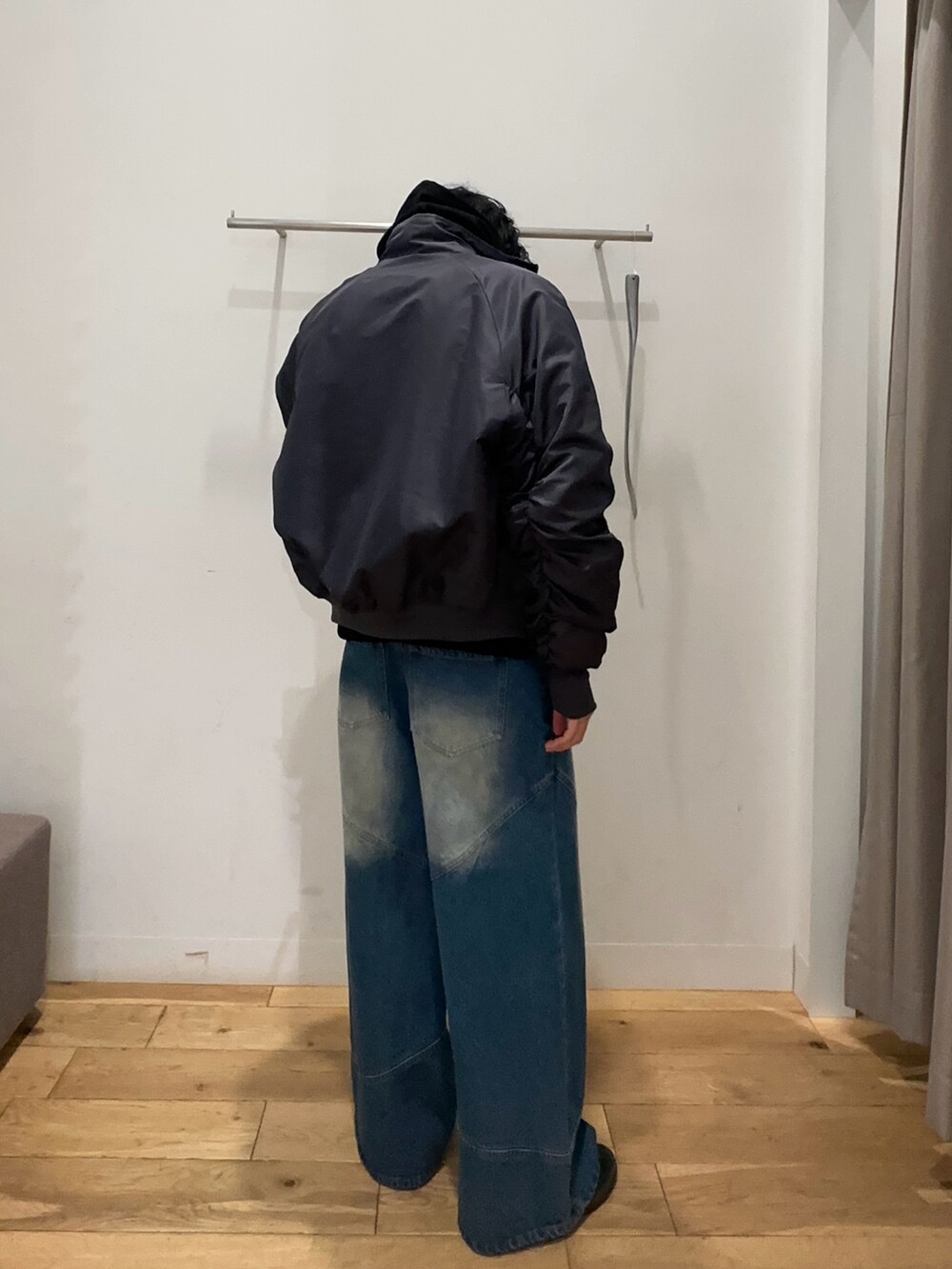 ブラック系のパーカー、ブルー系のその他パンツ、グレー系のナイロンジャケットを着用したメンズの冬コーディネートの2枚目の写真