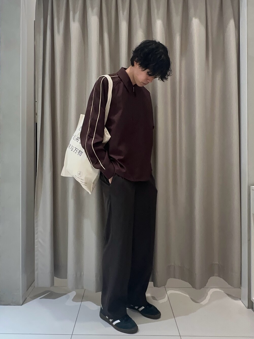「チェックシャツ、ワイドパンツ、トートバッグ、ブラウンコーデ、短丈、秋コーデ、秋のコーデ、SENSEOFPLACE、センスオブプレイス」|「SENSE OF PLACE by URBAN RESEARCHのサイドラインピンストライプジップシャツ(シャツ/ブラウス、オレンジ系)」を使った、ちみさん(メンズ・177cm)の秋コーディネートの2枚目の写真