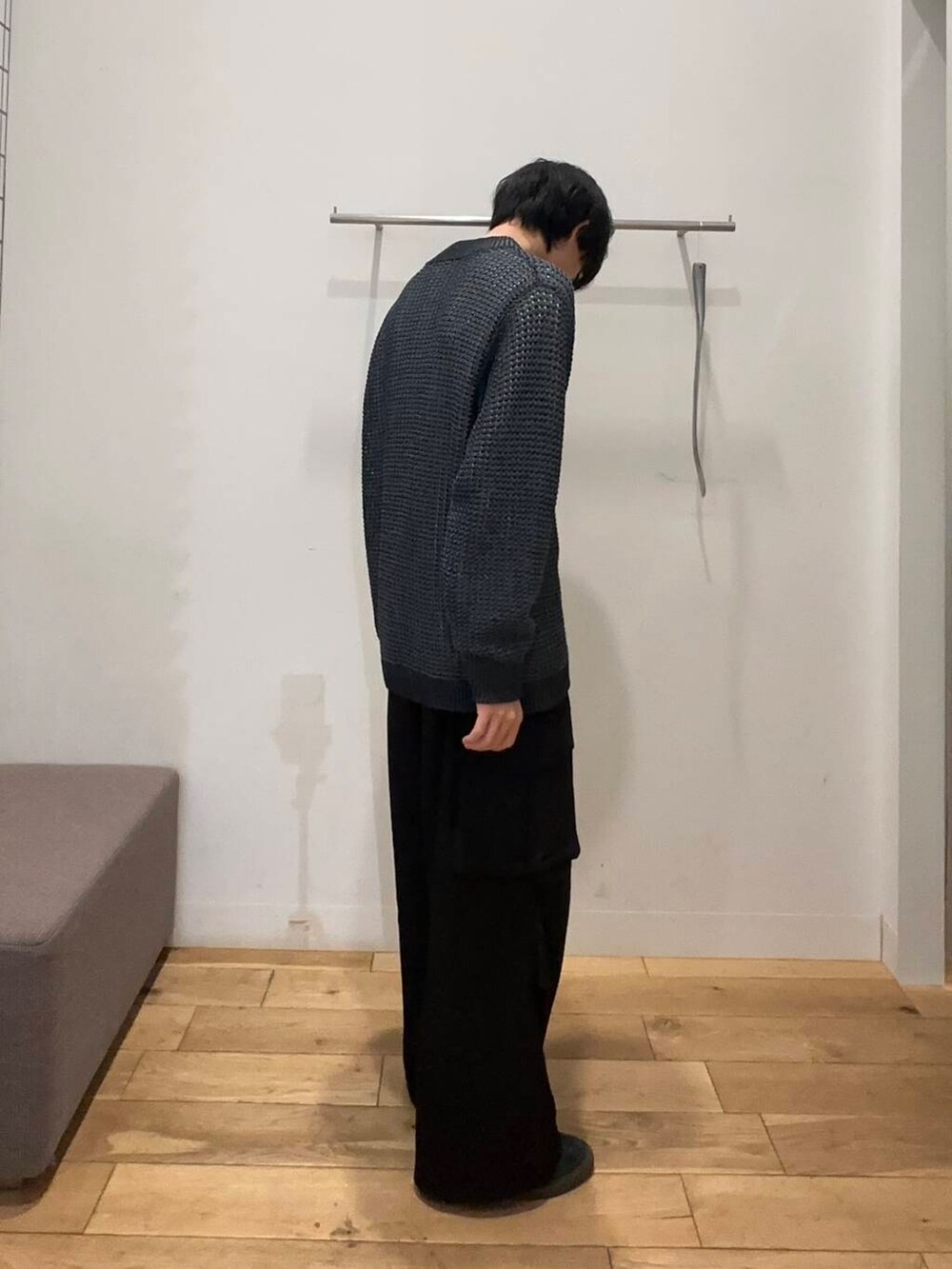 ブラック系のその他パンツ、ホワイト系のTシャツ/カットソー、ブラック系のカーディガン/ボレロを着用したメンズの冬コーディネートの2枚目の写真