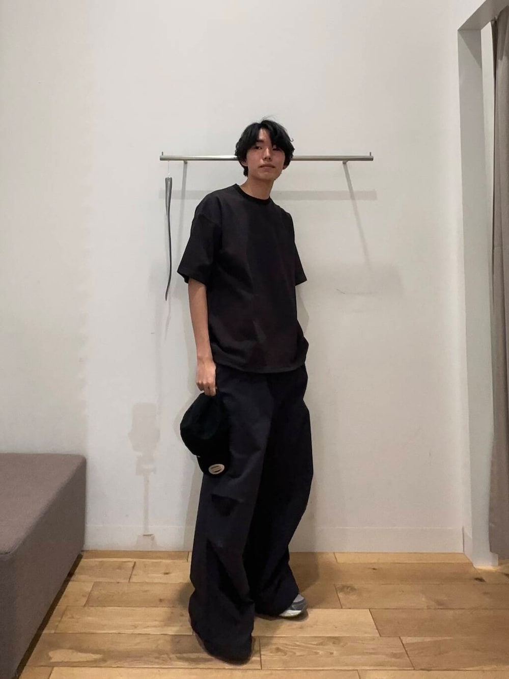 ブルー系のその他パンツ、ブラウン系のTシャツ/カットソーを着用したメンズの春コーディネートの2枚目の写真