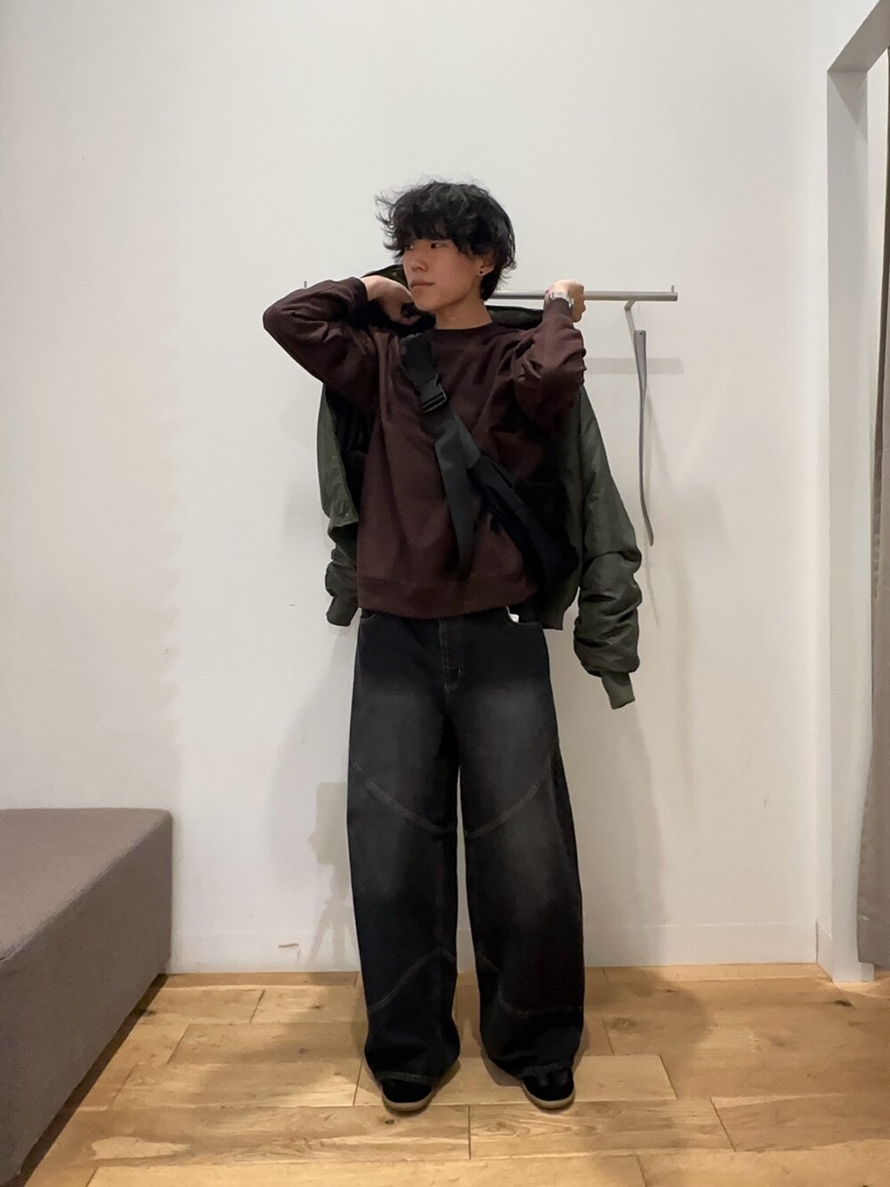 グリーン系のナイロンジャケット、ブラウン系のスウェット、ブラック系のその他パンツを着用したメンズの秋コーディネートの3枚目の写真