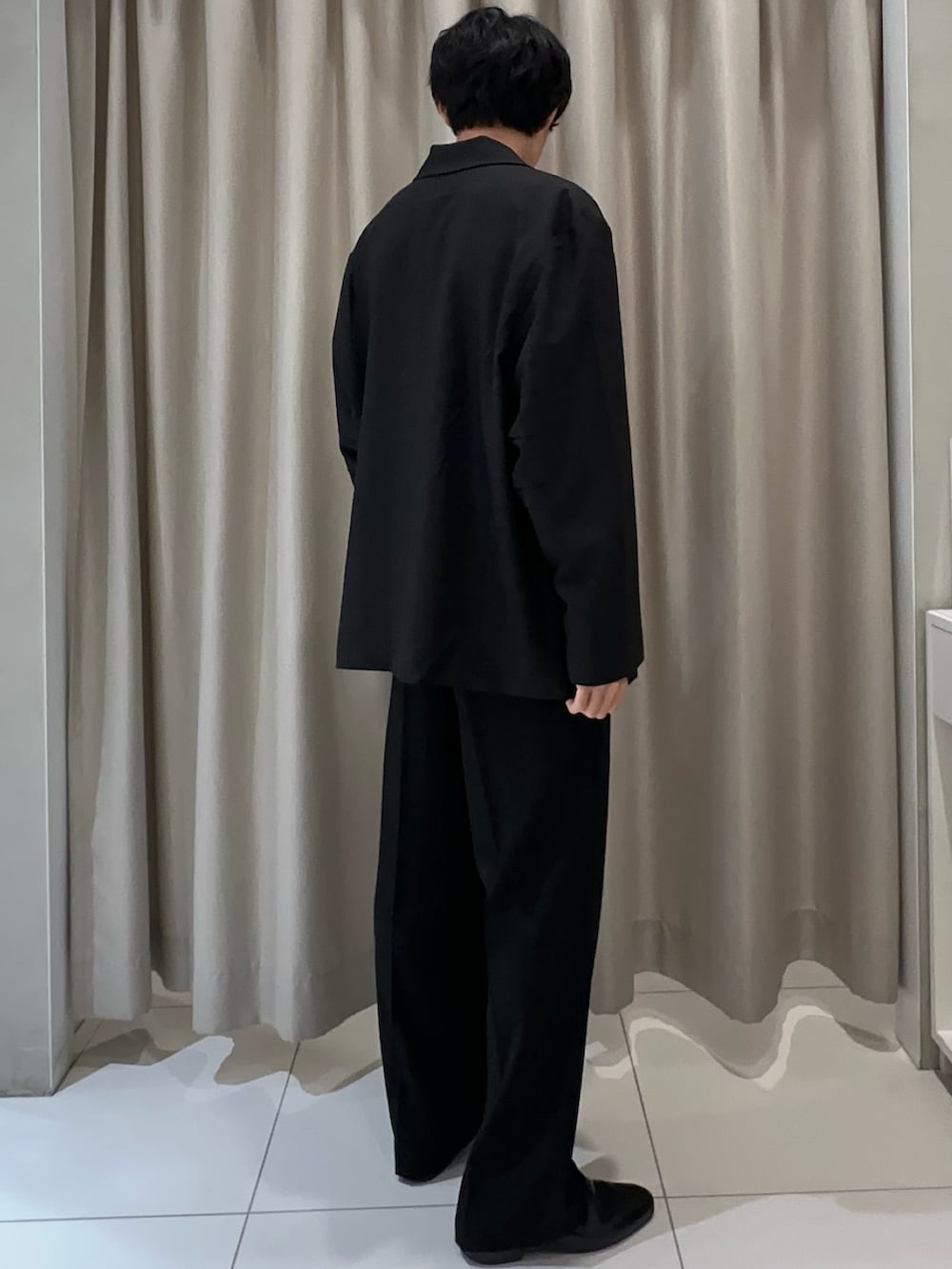 ブラック系のその他アウター、ブラック系のその他パンツ、ホワイト系のTシャツ/カットソーを着用したメンズの夏コーディネートの2枚目の写真