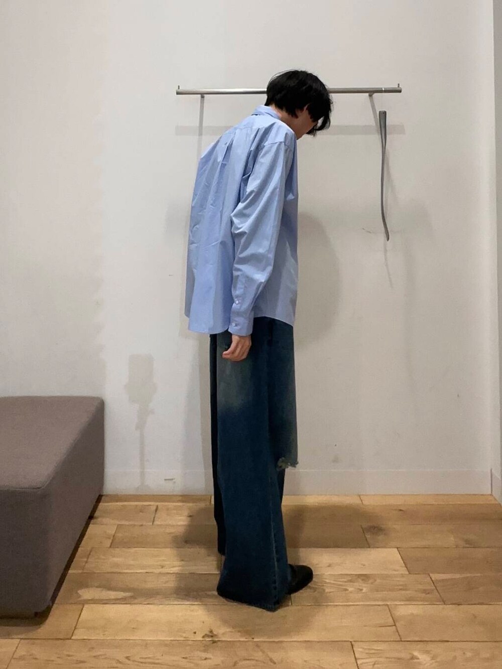 ブラック系のその他シューズ、ブルー系のデニムパンツ、ブルー系のシャツ/ブラウスを着用したメンズの冬コーディネートの2枚目の写真