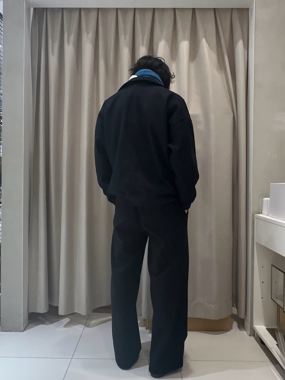 ブラック系のブルゾン、ブラック系のその他パンツ、ブラック系のニット/セーターを着用したメンズの秋コーディネートの3枚目の写真