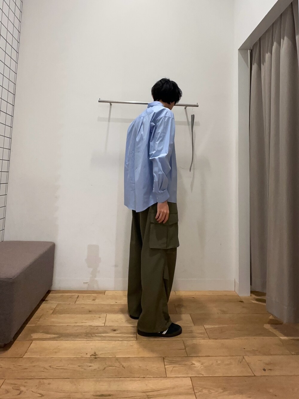 ブルー系のシャツ/ブラウス、グリーン系のその他パンツを着用したメンズの冬コーディネートの3枚目の写真