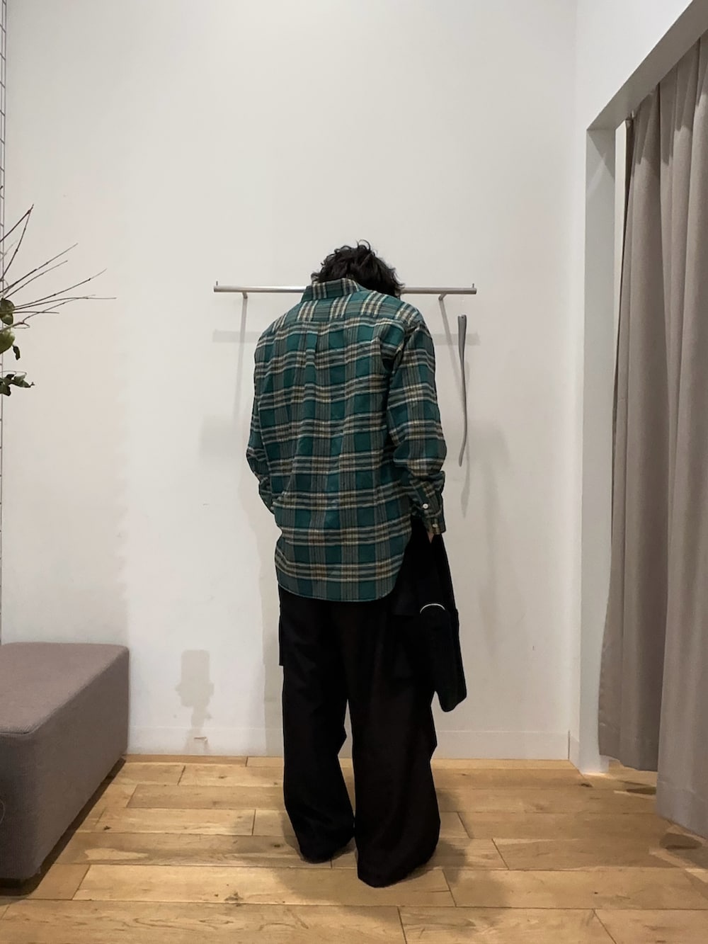 グリーン系のシャツ/ブラウス、ブラック系のトートバッグ、ブラック系のその他パンツを着用したメンズの冬コーディネートの2枚目の写真