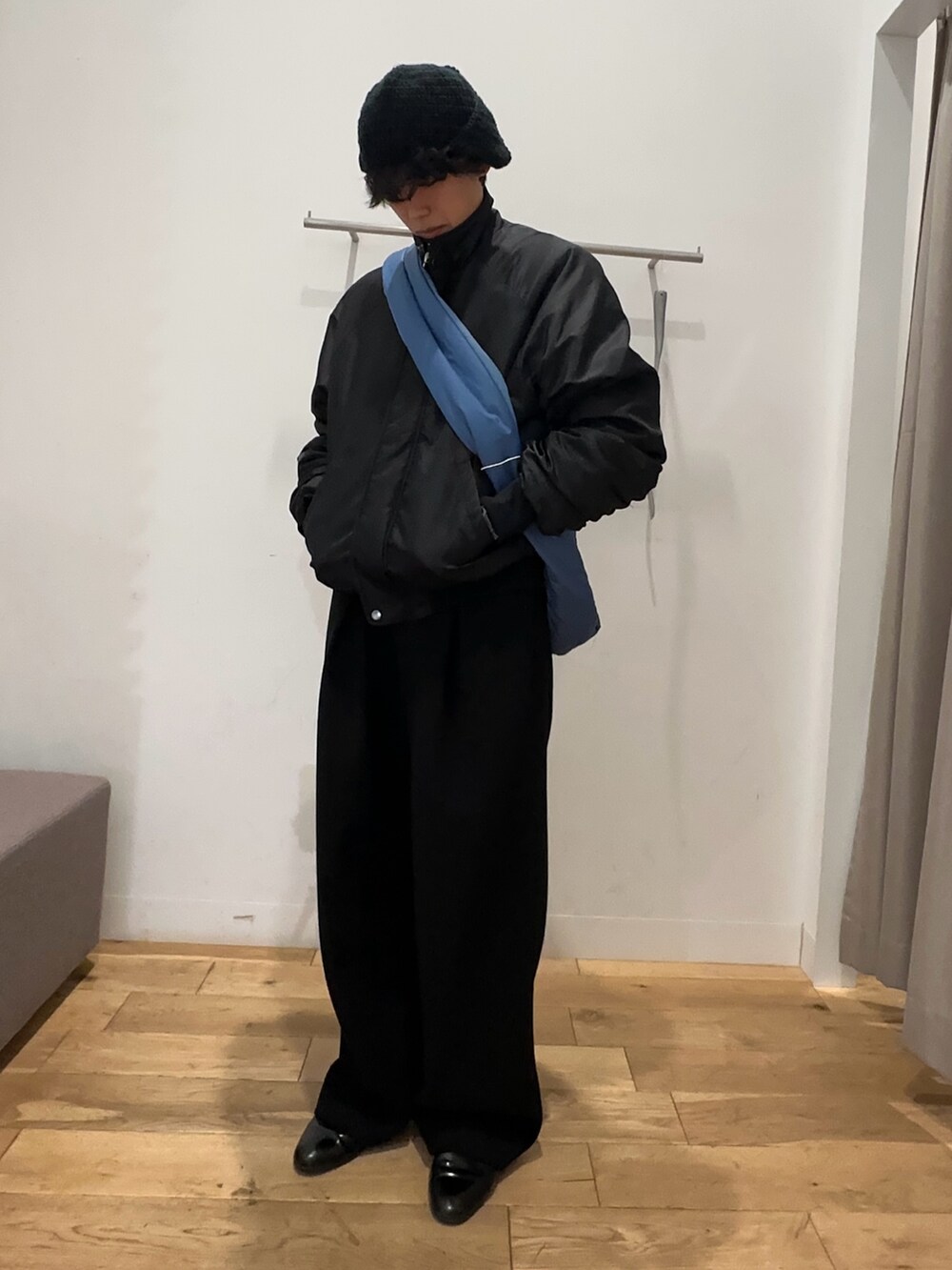 ブラック系のナイロンジャケット、ブラック系のニット/セーター、ブラック系のその他パンツを着用したメンズの秋コーディネートの2枚目の写真