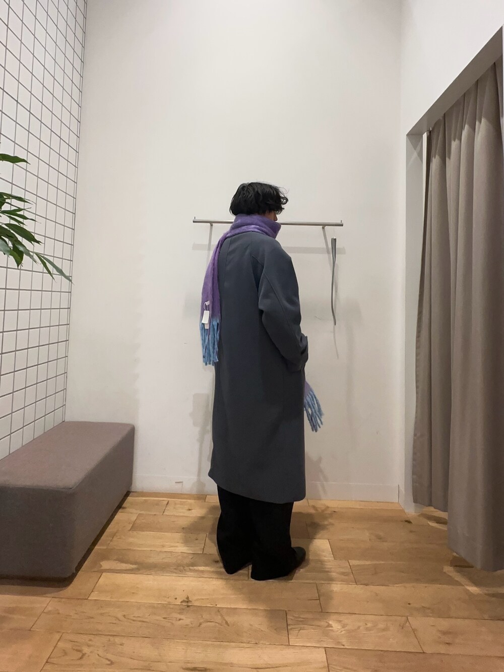 ブルー系のステンカラーコート、ブラック系のその他パンツ、ブラック系のニット/セーターを着用したメンズの冬コーディネートの2枚目の写真