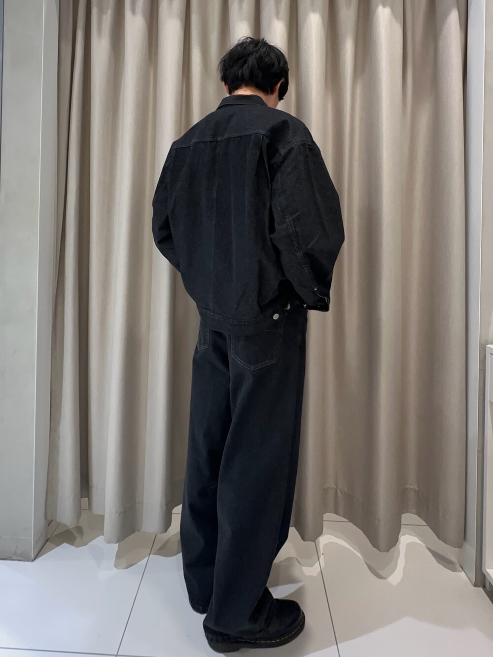 「デニム、デニムパンツ、デニムジャケット、セットアップ、セットアップスタイル、ブラック、ブラックコーデ、秋コーデ、秋のコーデ、きれいめカジュアル、カジュアルコーデ、チャコールグレー、センスオブプレイス」|「SENSE OF PLACE by URBAN RESEARCHのヴィンテージライクデニムジャケット(デニムジャケット、ブラック系)」を使った、ちみさん(メンズ・177cm)の夏コーディネートの3枚目の写真