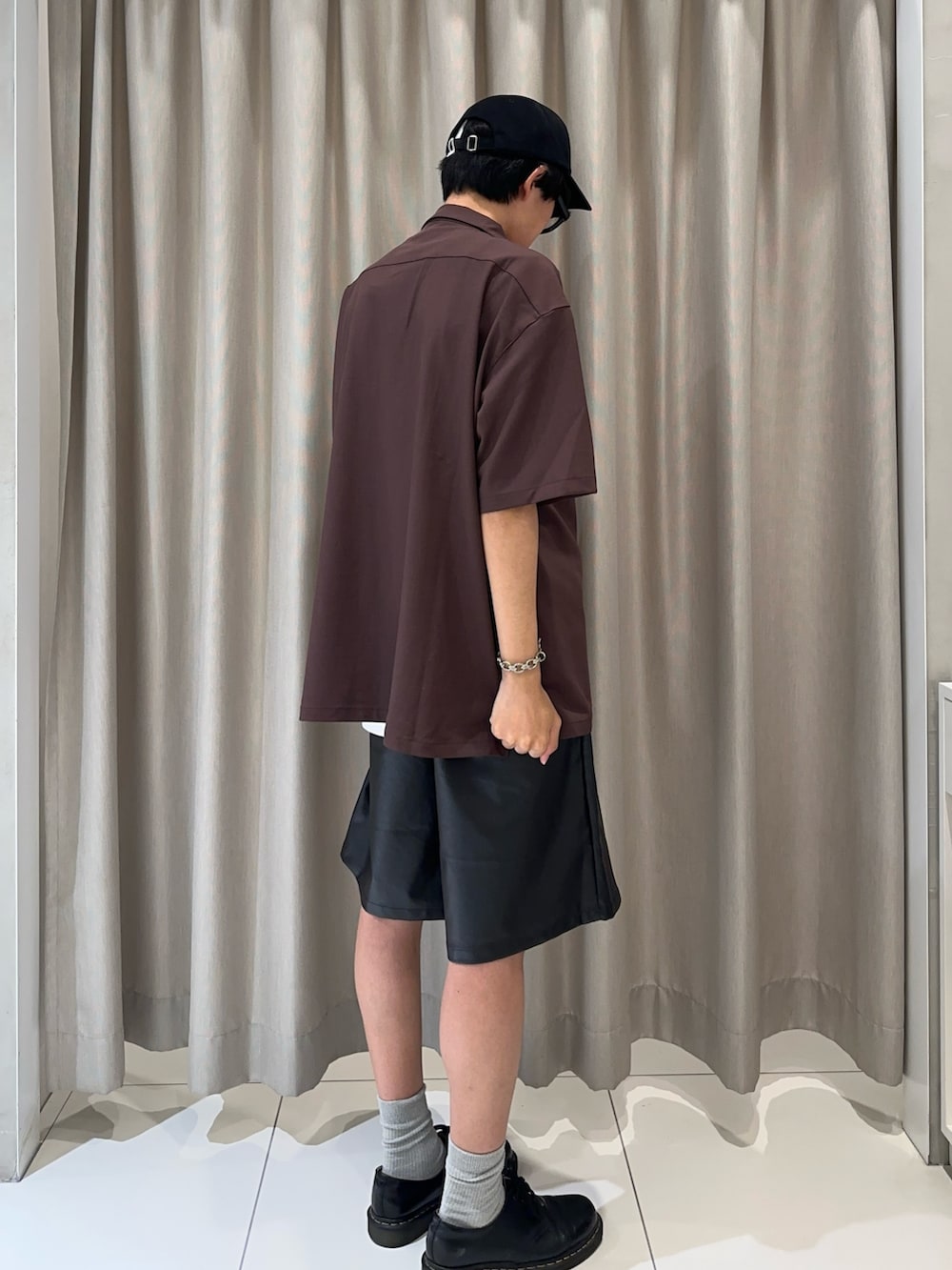 「レザーパンツ、夏コーデ、センスオブプレイス、カラーシャツ、ハーフパンツ、綺麗めコーデ、きれいめカジュアル、キャップ、ブラック」｜「SENSE OF PLACE by URBAN RESEARCHのフェイクレザーワイドショートパンツ（その他パンツ、ブラック系）」を使った、ちみさん（メンズ・177cm）の夏コーディネートの3枚目の写真