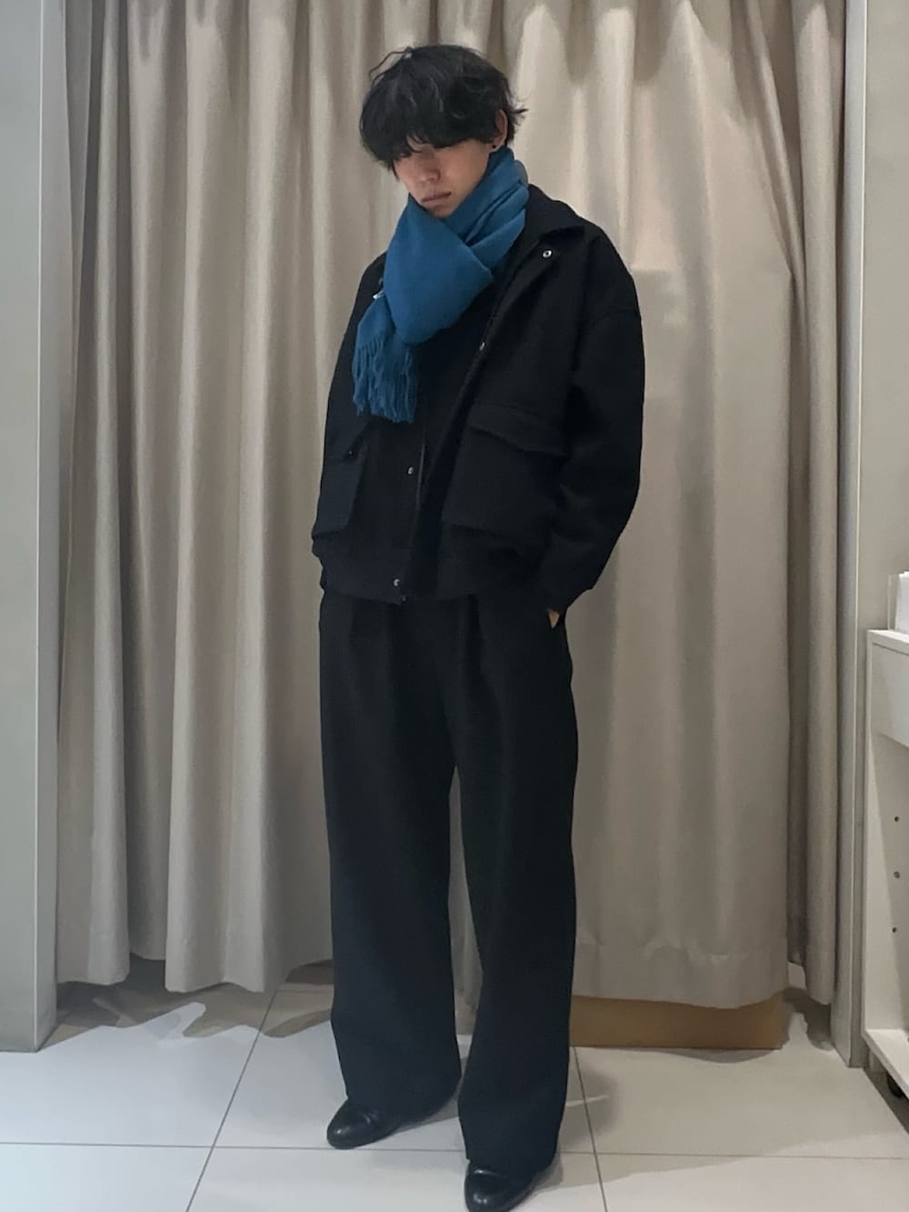 ブラック系のブルゾン、ブラック系のその他パンツ、ブラック系のニット/セーターを着用したメンズの秋コーディネートの2枚目の写真