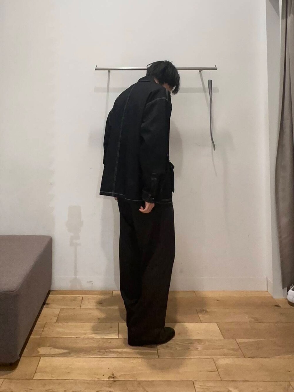 ブラック系のその他シューズ、ブラック系のカバーオール、ブラック系のその他パンツを着用したメンズの春コーディネートの2枚目の写真