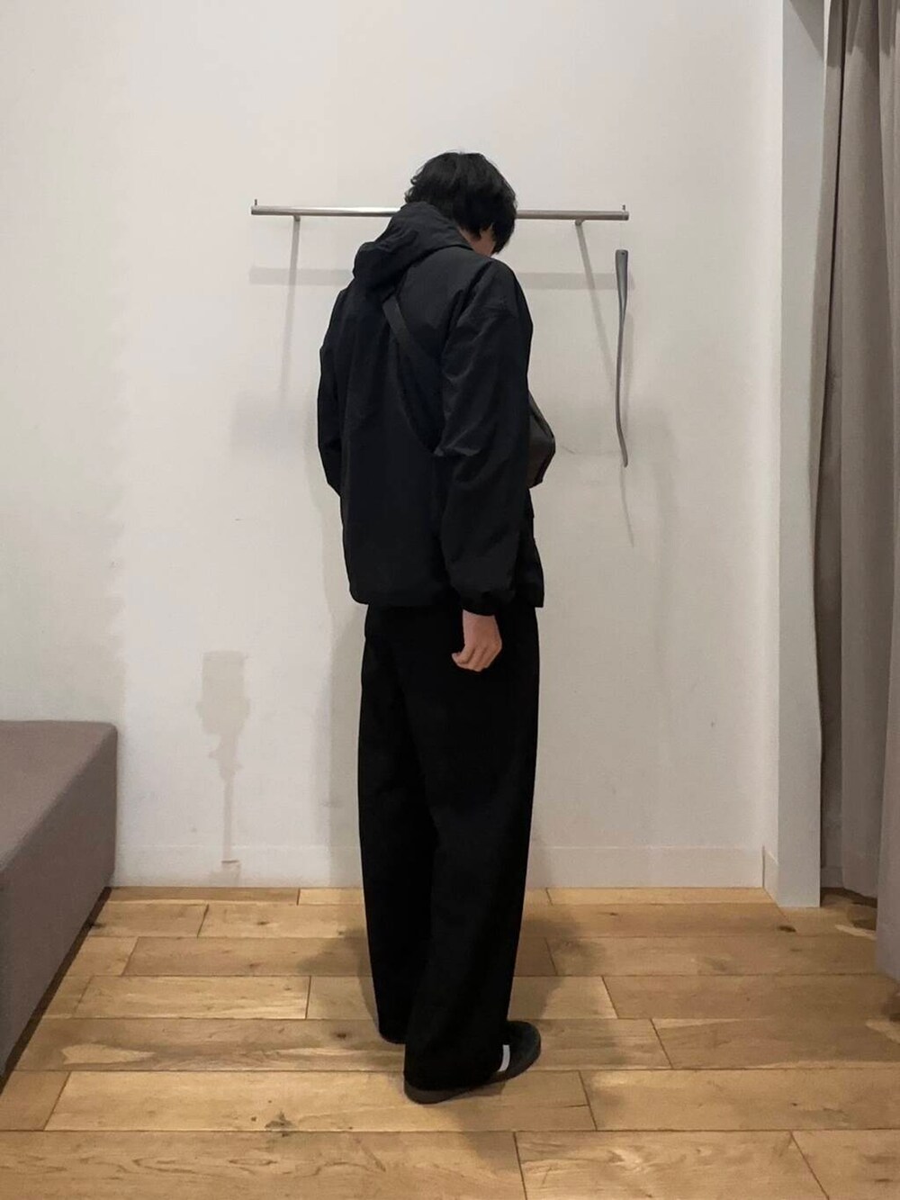 グレー系のショルダーバッグ、ブラック系のTシャツ/カットソー、ブラック系のその他パンツを着用したメンズの冬コーディネートの2枚目の写真