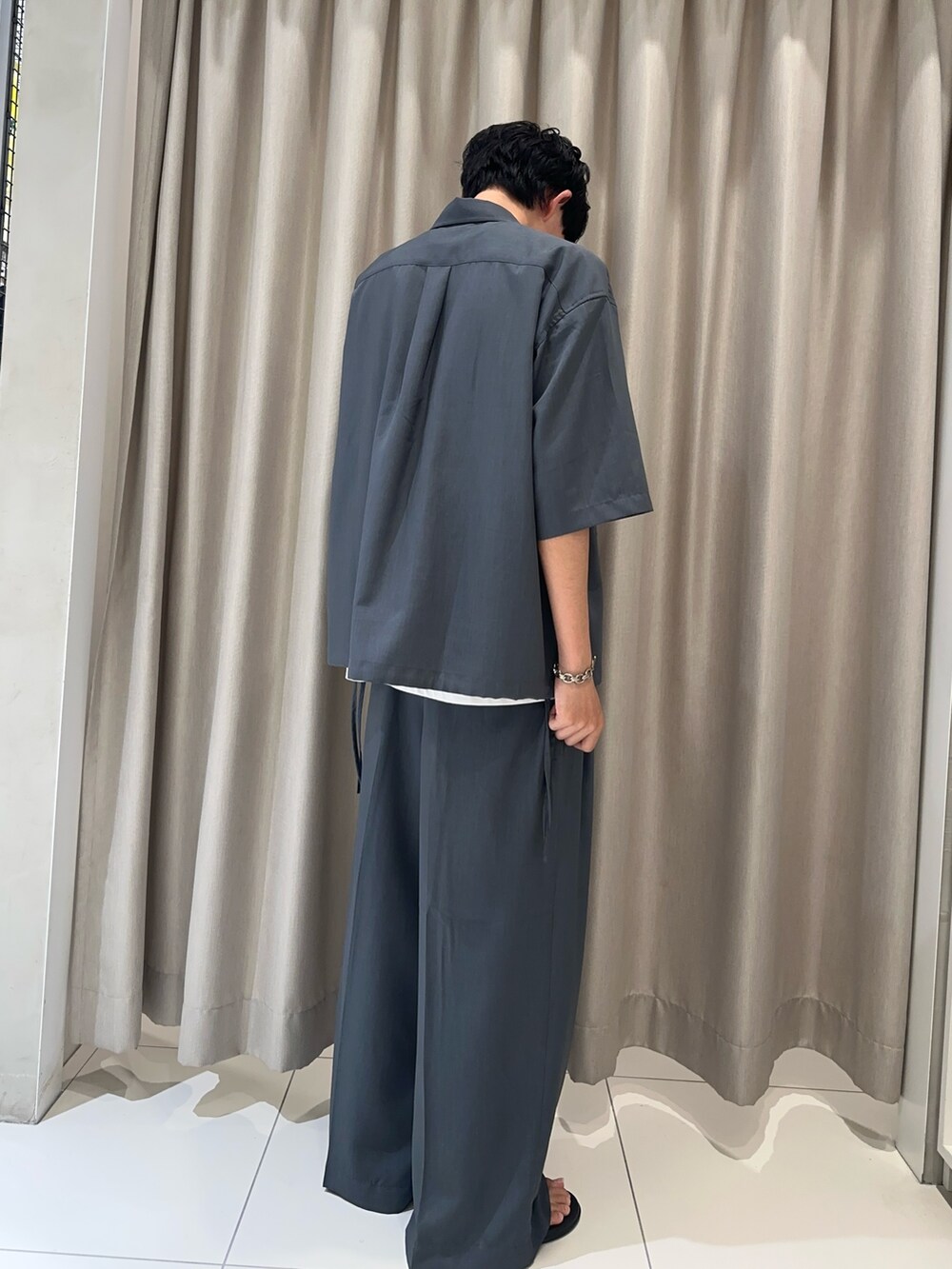 グレー系のシャツ/ブラウス、ホワイト系のTシャツ/カットソー、グレー系のその他パンツを着用したメンズの夏コーディネートの2枚目の写真